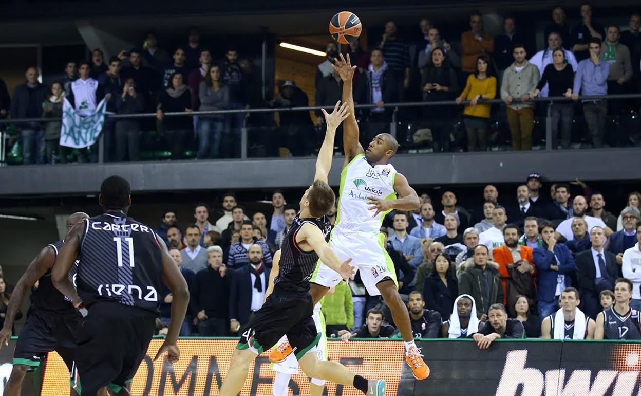 Jayson Granger lanza a canasta para dar al Unicaja la victoria ante el Siena. 