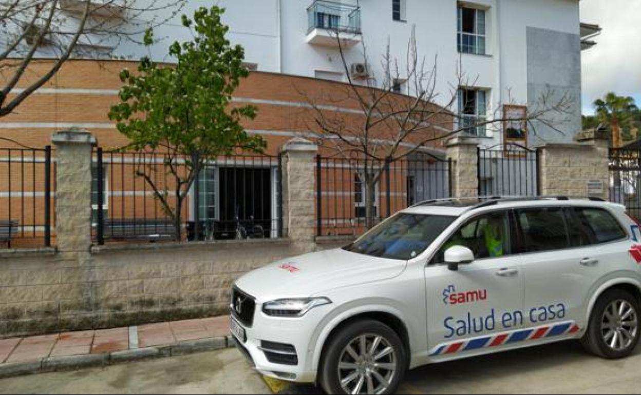 Trasladan a La Línea a los ancianos de la residencia con contagio masivo de coronavirus en Alcalá del Valle