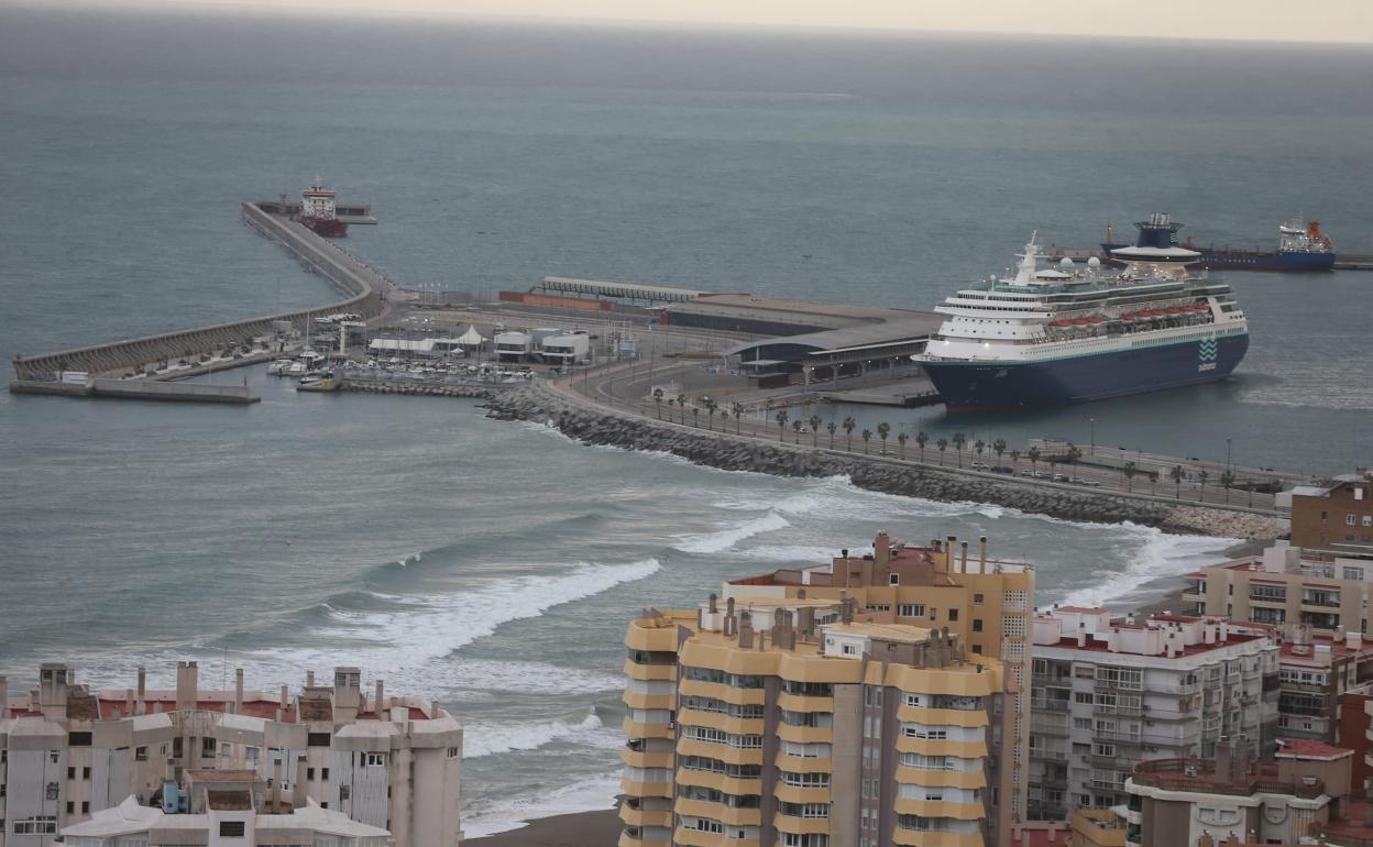 Imagen de la playa de La Malagueta durante la marejada que ayer recibieron las costas malagueñas. 