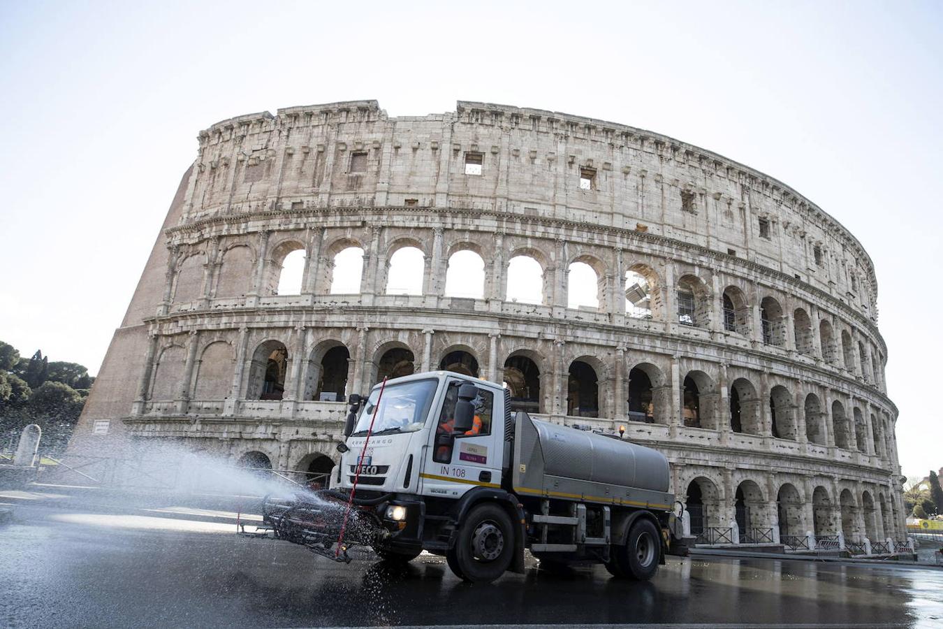 Operaciones de desinfección en las calles debido a la emergencia de Coronavirus en Roma.