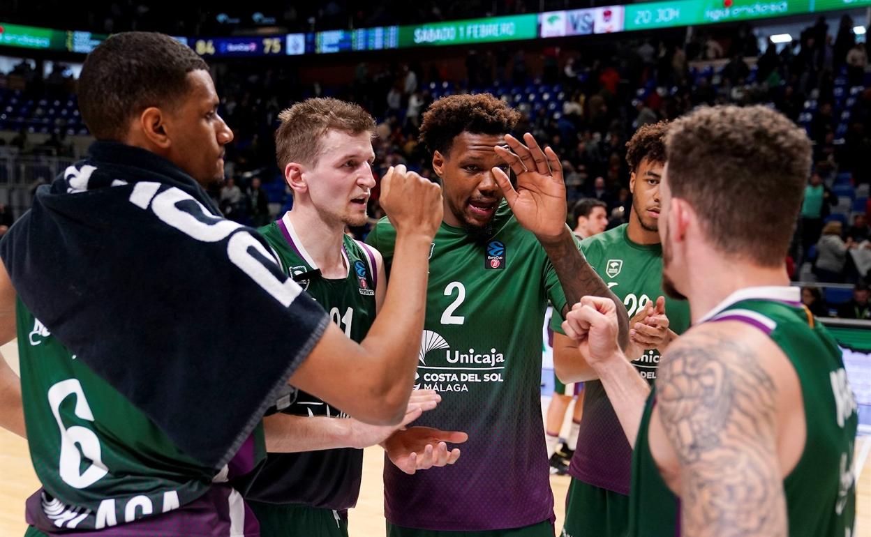 Los jugadores del Unicaja se saludan al final de un partido en la competición europea. 