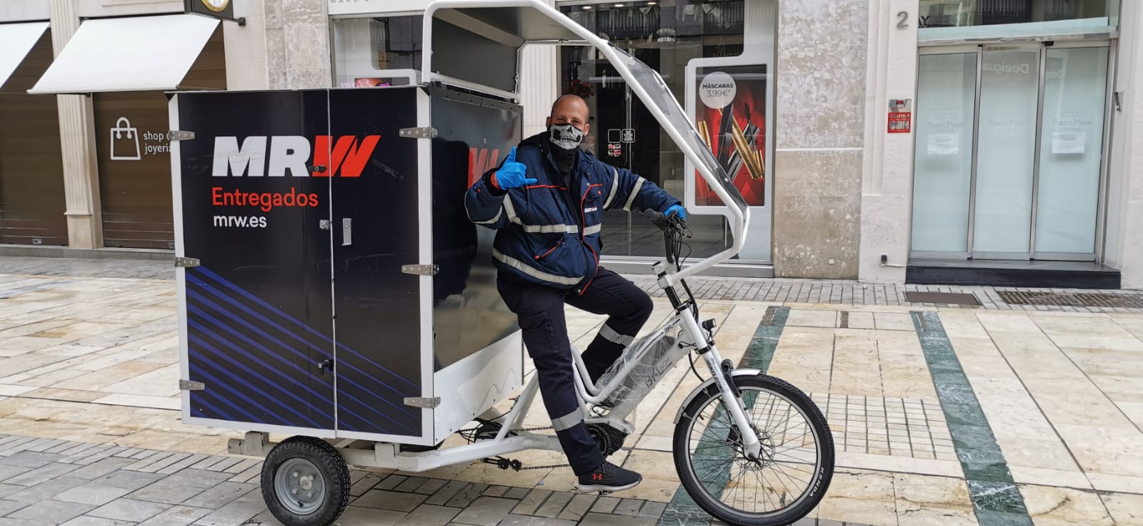 Un repartidor, por el Centro.