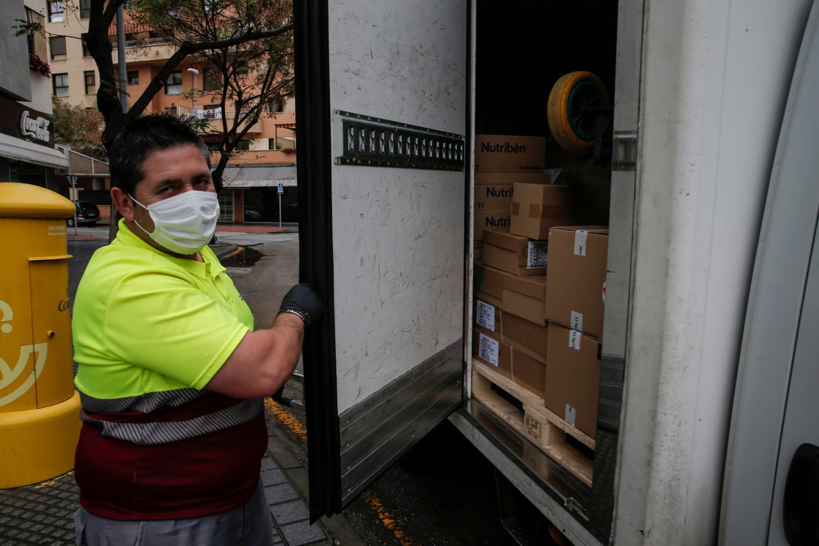 Un repartidor, en plena faena.