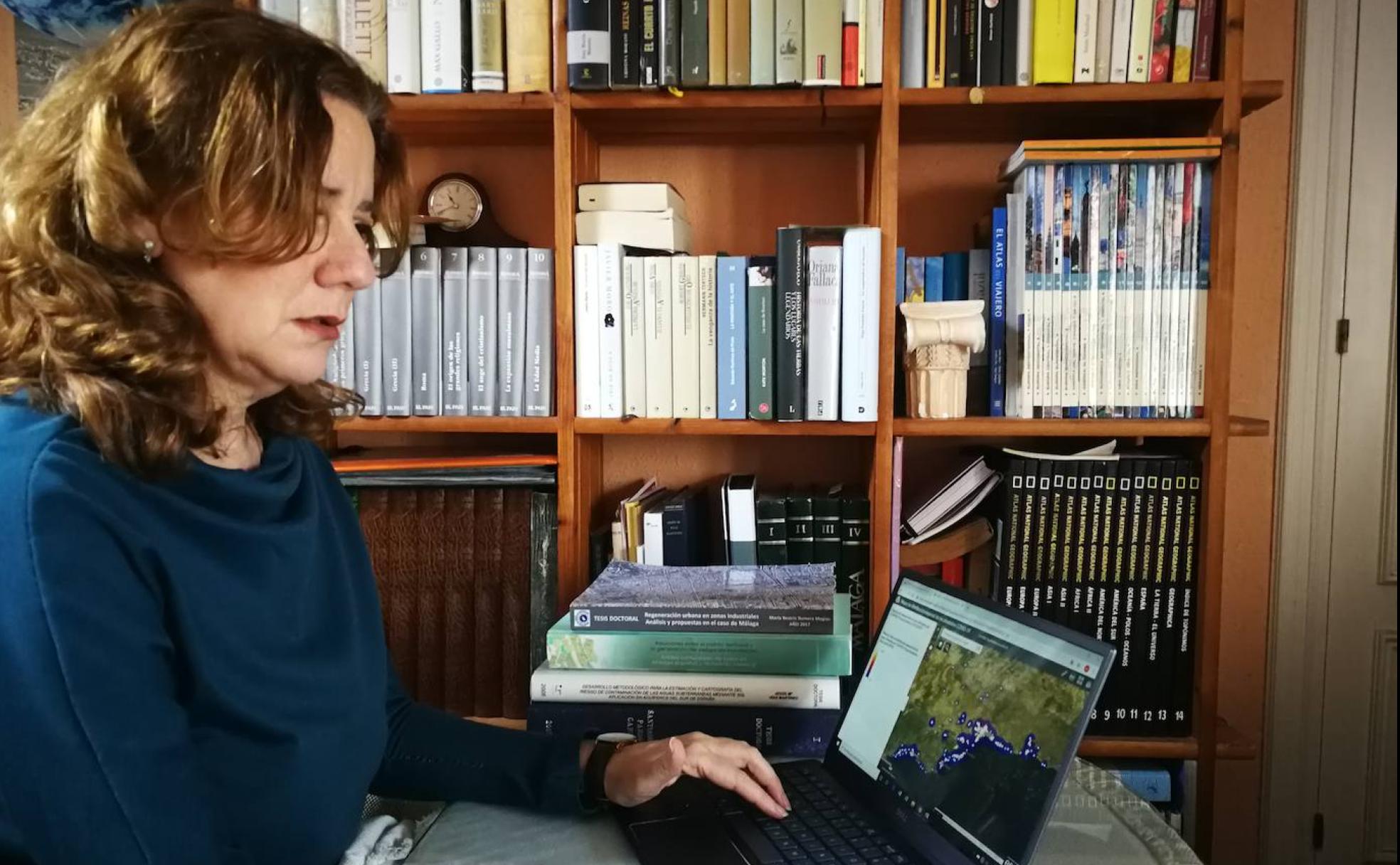 La profesora María Jesús Perles, trabajando sobre un plano en el ordenador. 