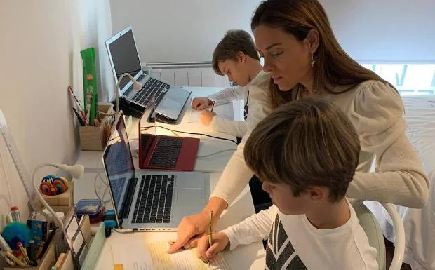 Beatriz Martín ayuda a sus hijos de siete y nueve años con los deberes del colegio.
