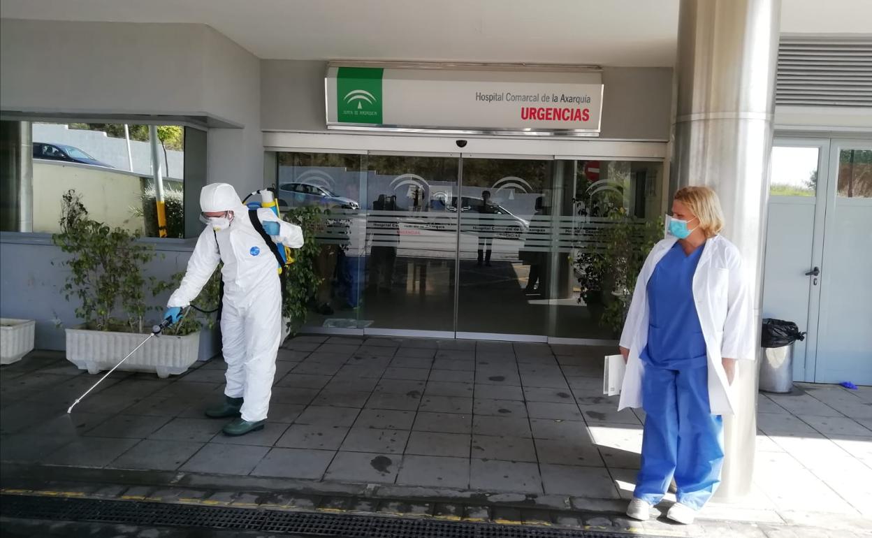 Tareas de limpieza en el acceso a las Urgencias del Hospital Comarcal de la Axarquía. 
