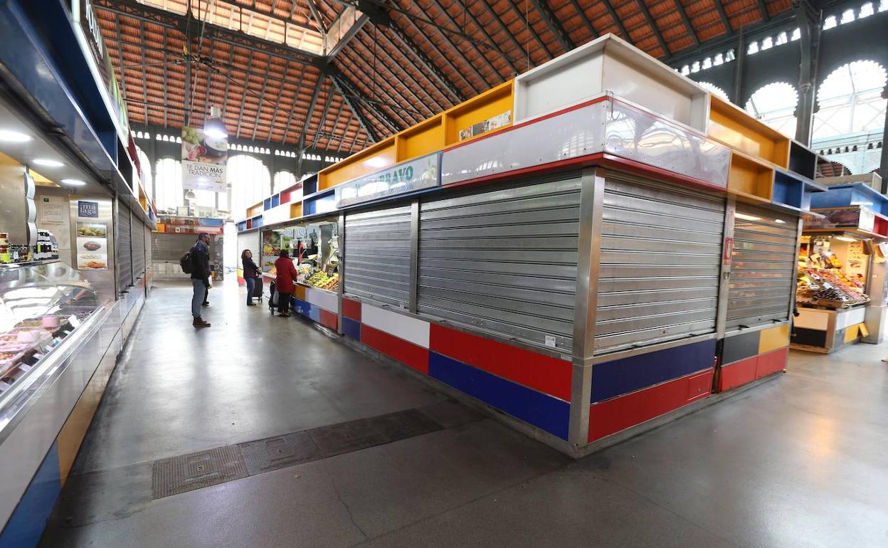 Puestos cerrados o vacíos en el mercado central de Atarazanas. 