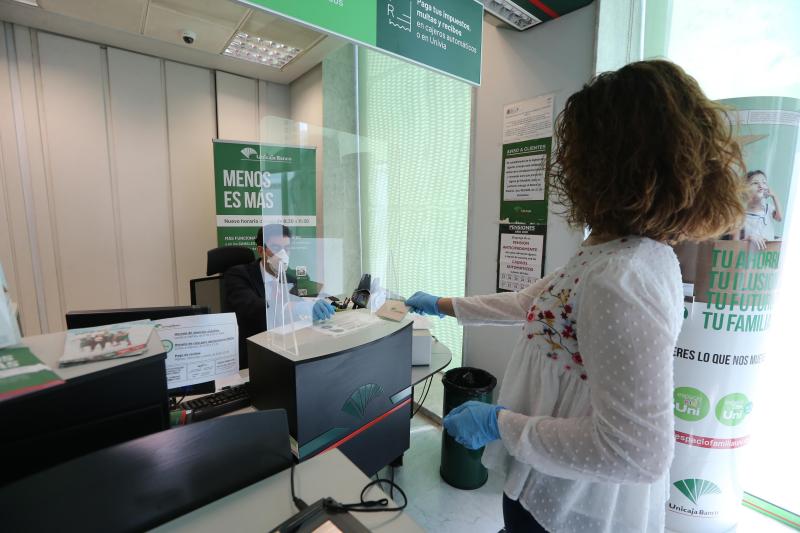 Los bancos también mantienen sus puertas abiertas.