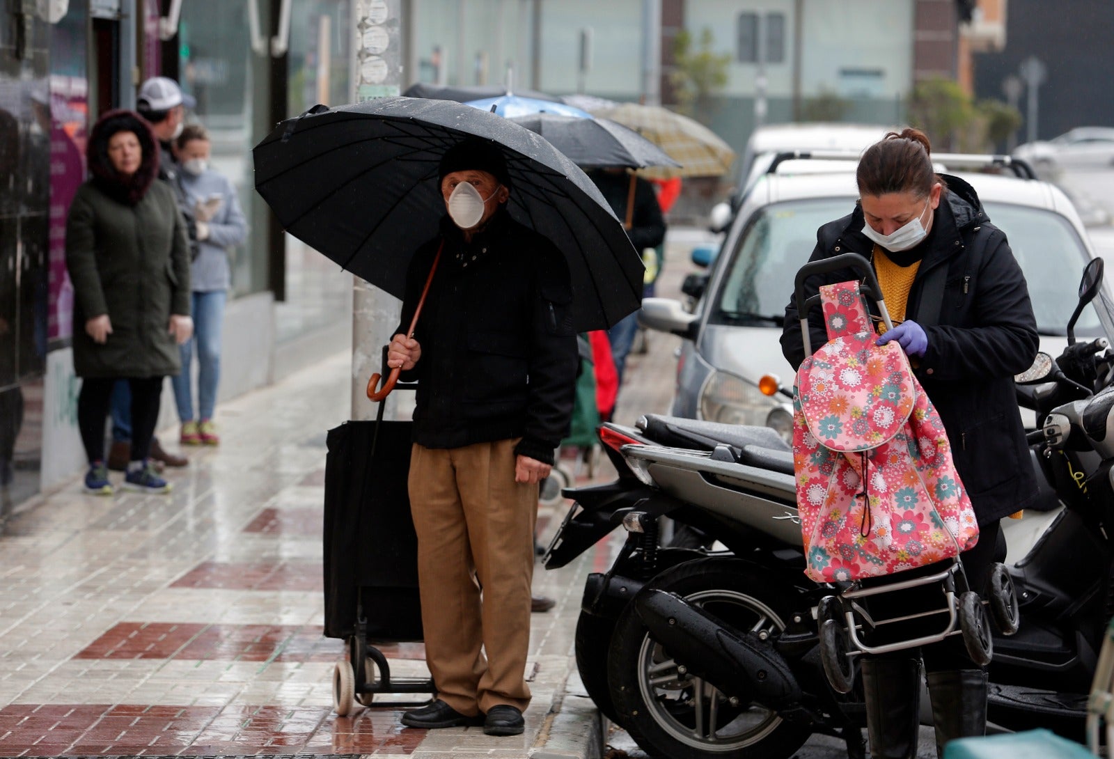 Malagueños haciendo la compra con sus mascarillas.
