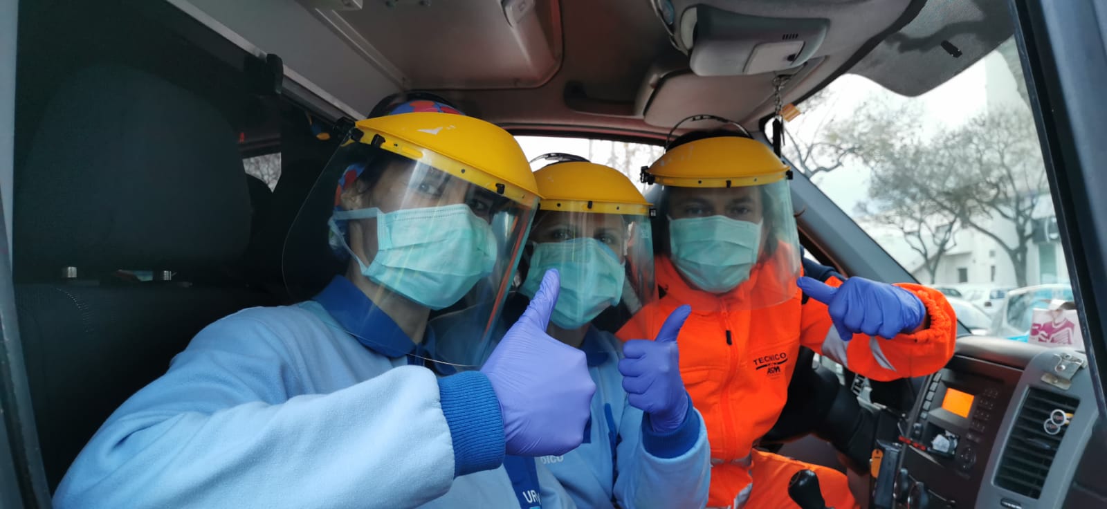 Profesionales ataviados con mascarillas, este domingo 29.