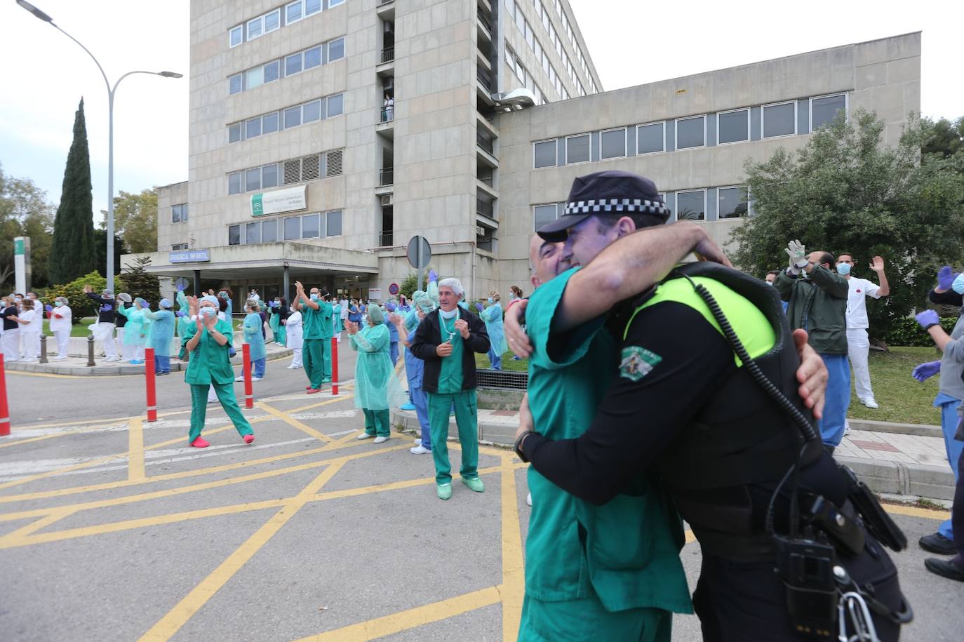 La Policía Local rinde homenaje al personal del Materno