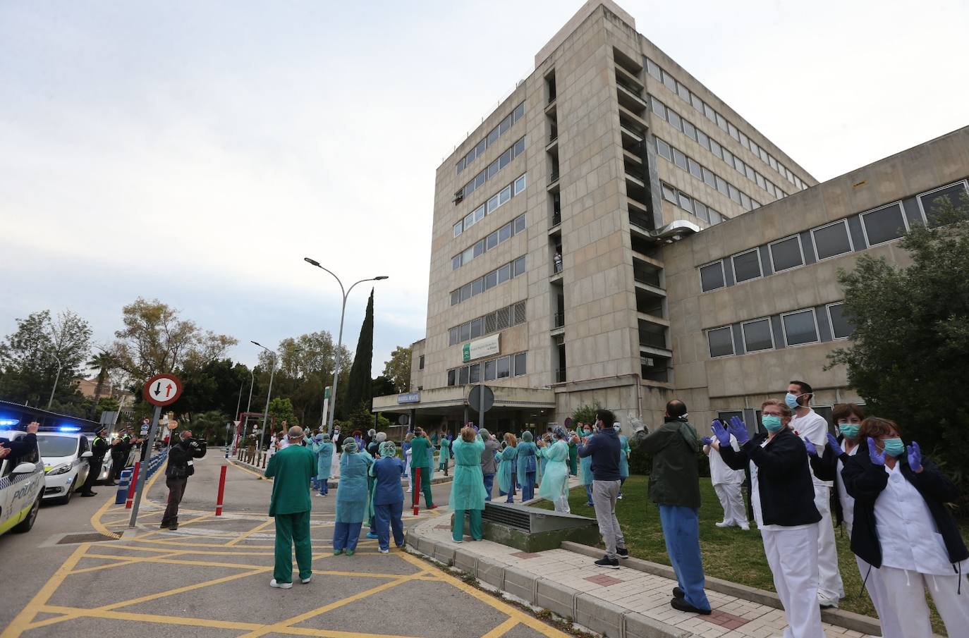 La Policía Local rinde homenaje al personal del Materno