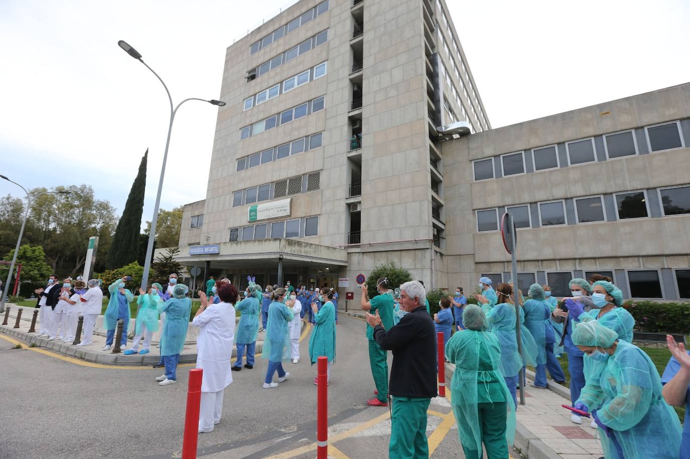 La Policía Local rinde homenaje al personal del Materno