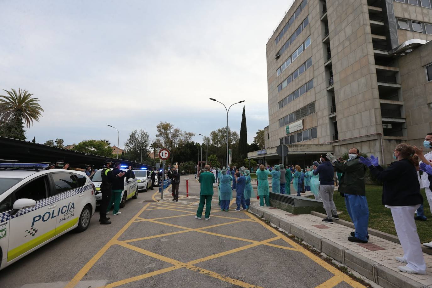 La Policía Local rinde homenaje al personal del Materno