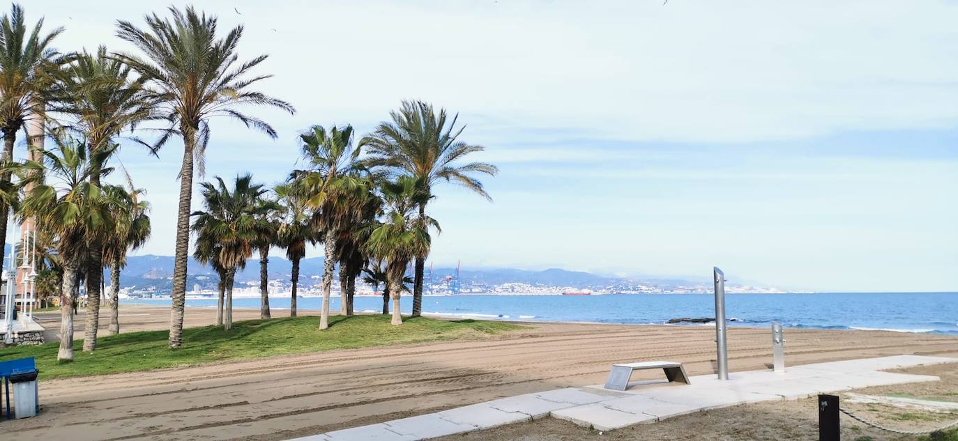 Domingo de playas, paseos marítimos y calles solitarias en Málaga