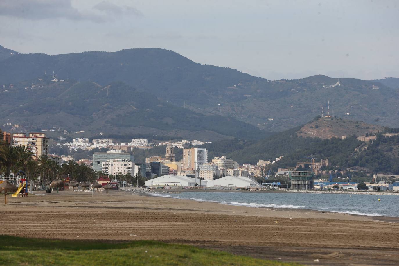 Domingo de playas, paseos marítimos y calles solitarias en Málaga