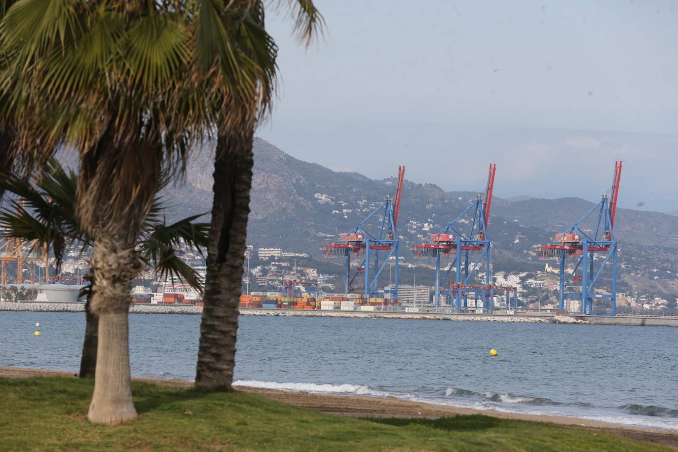 Domingo de playas, paseos marítimos y calles solitarias en Málaga