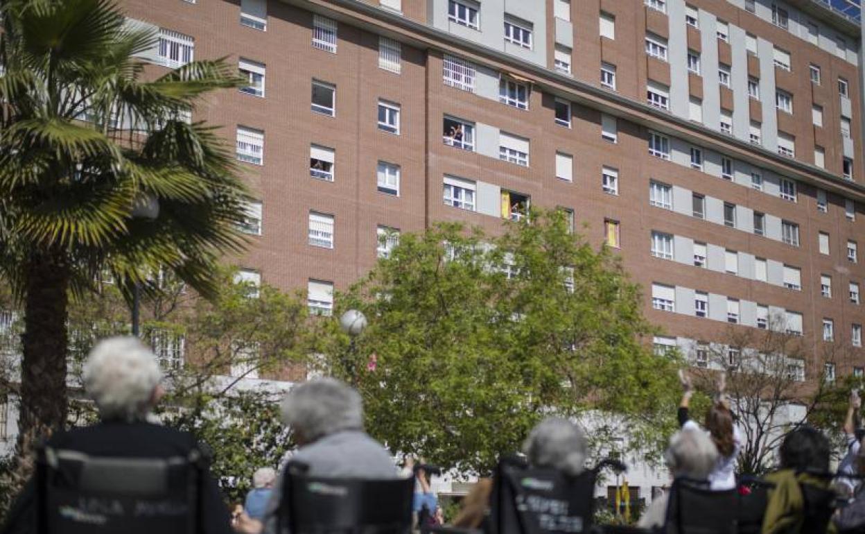 Mayores de una residencia de Sevilla, saludando a sus vecinos 