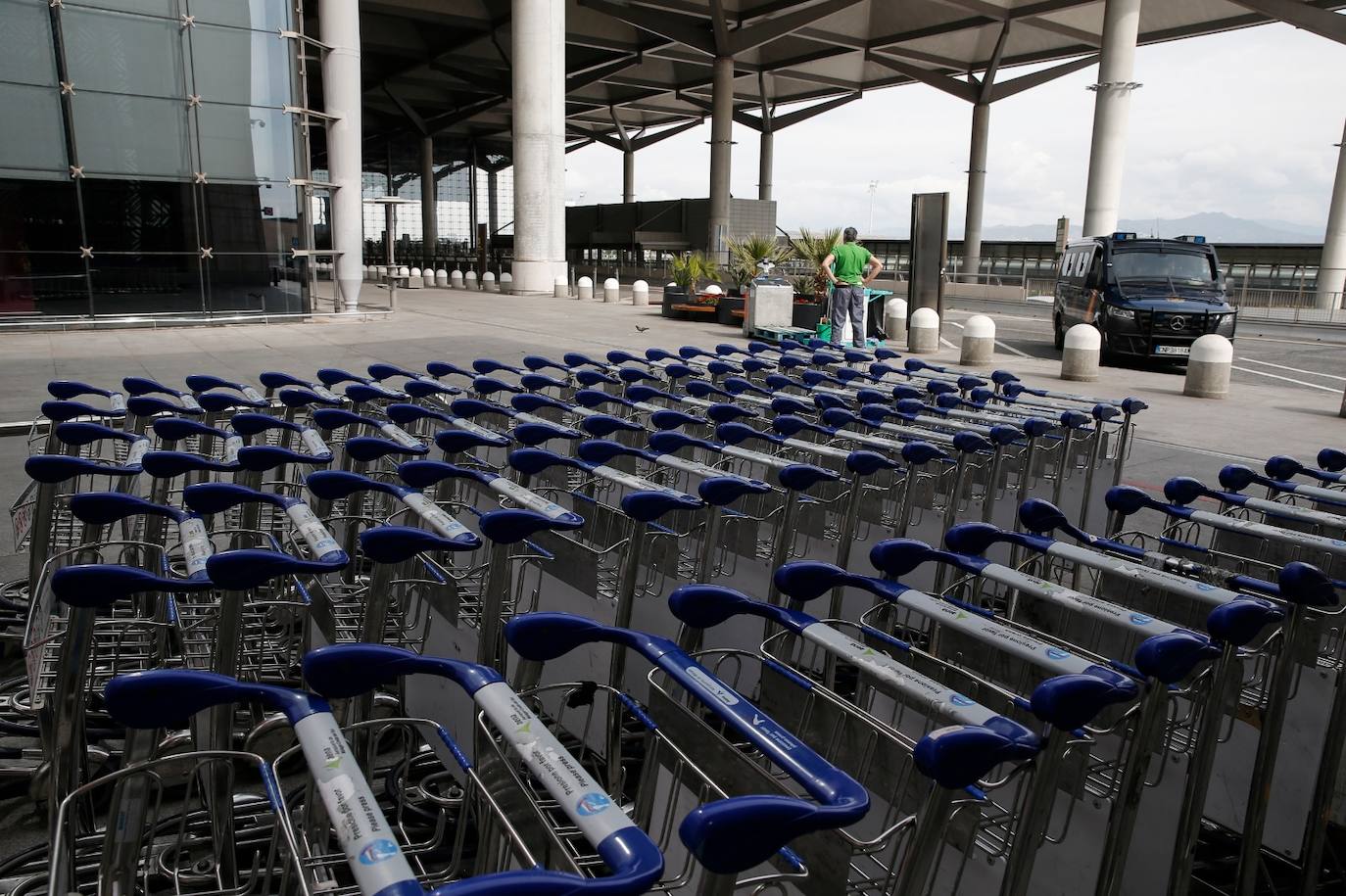 Mostradores de facturación y otras instalaciones del aeropuerto de Málaga vacíos este lunes. 