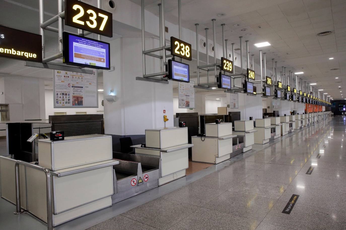 Mostradores de facturación y otras instalaciones del aeropuerto de Málaga vacíos este lunes. 