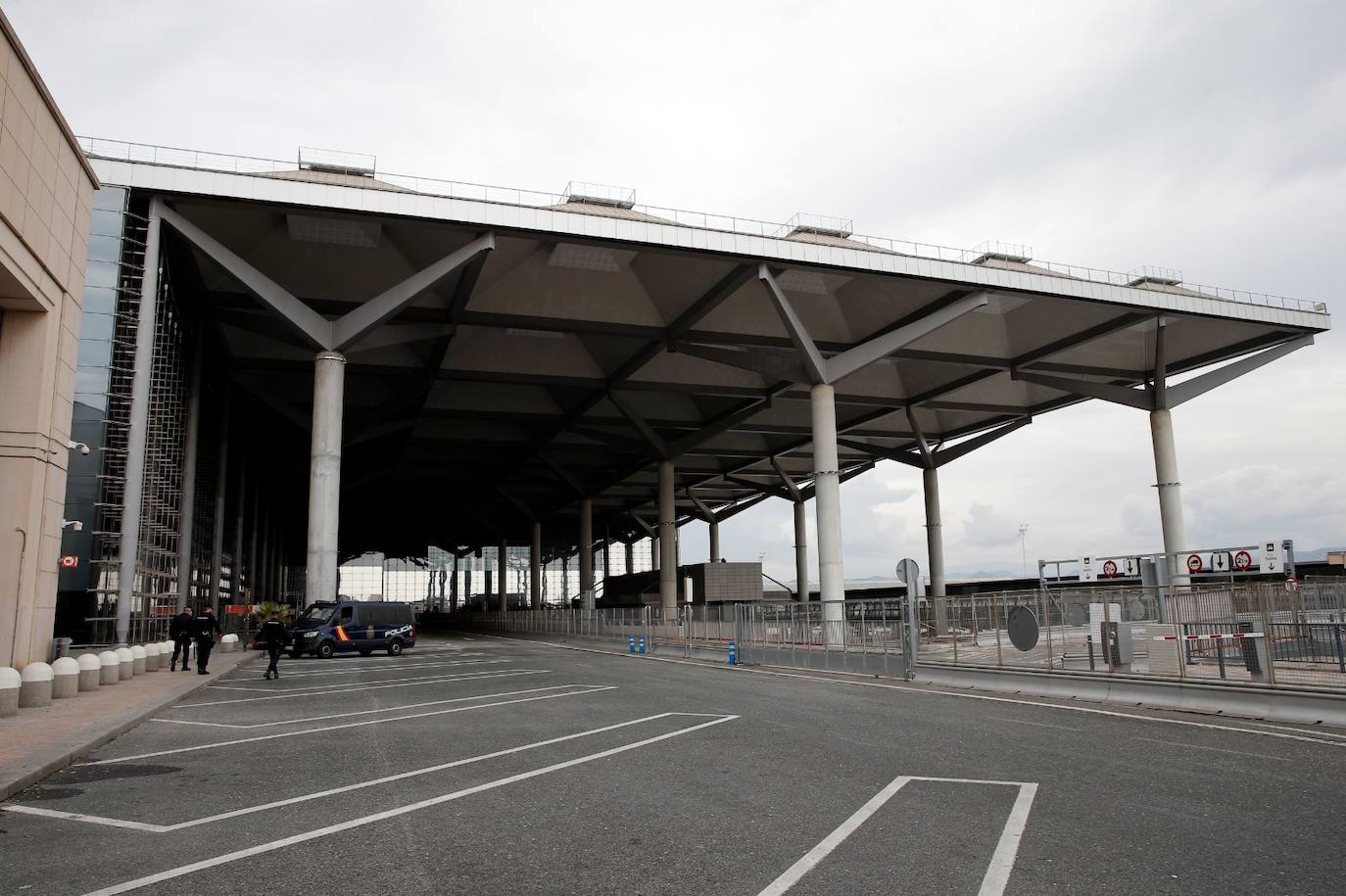 Mostradores de facturación y otras instalaciones del aeropuerto de Málaga vacíos este lunes. 