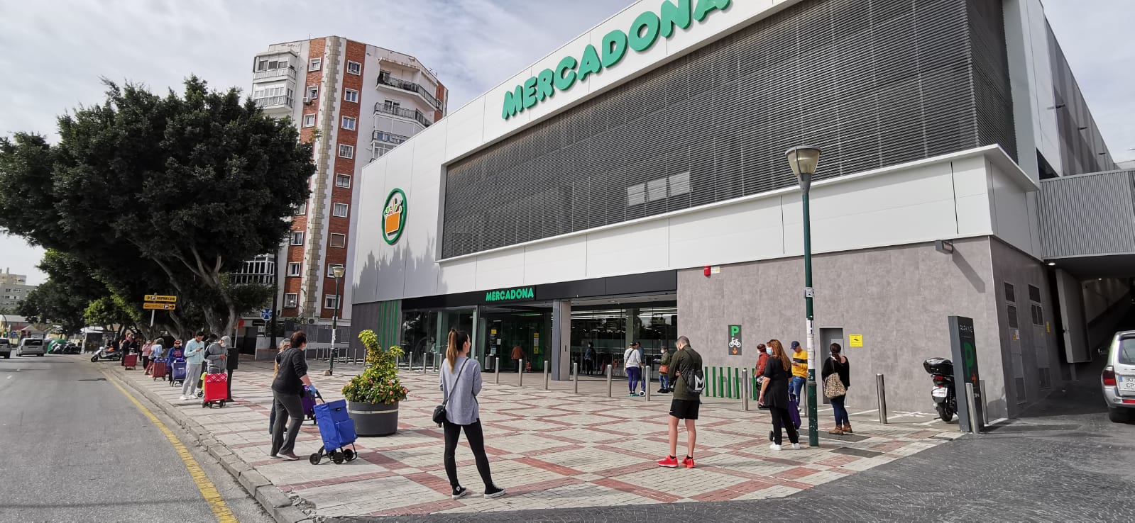 Colas para comprar en Carranque