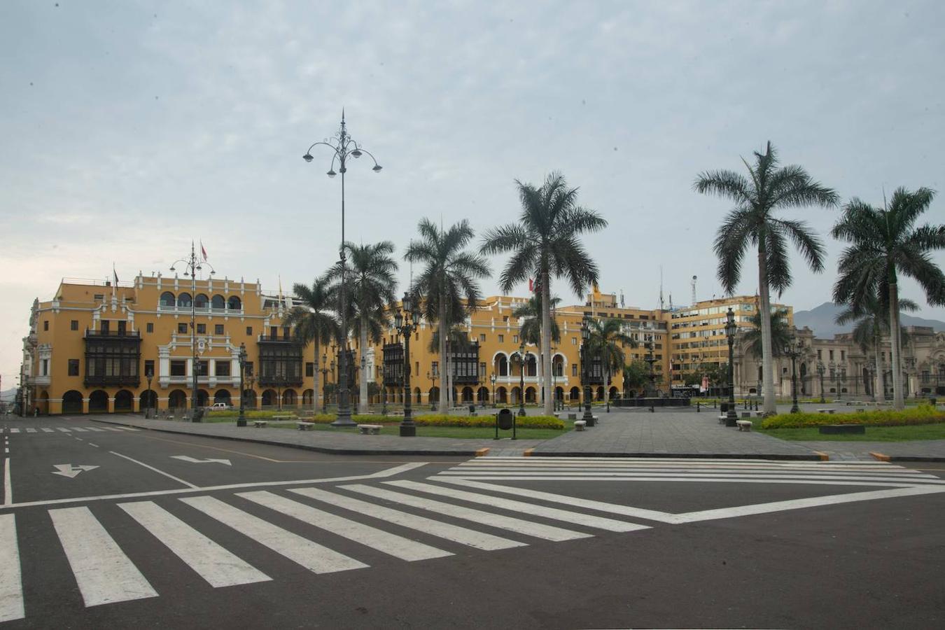 Vista general de la Plaza de Armas y Palacio Municipal de Lima, Perú.