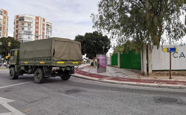 Uno de los vehículos militares abandonando las instalaciones.