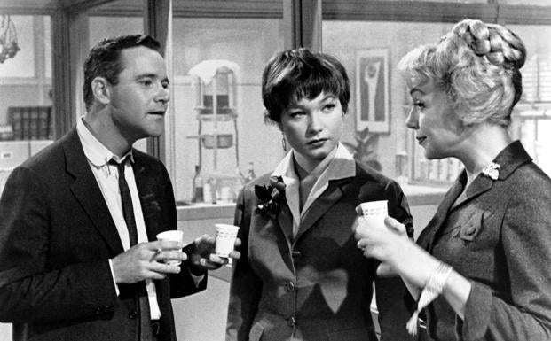 Imagen principal - Shirley MacLaine junto a Jack Lemmon y Hope Holiday en 'El apartamento'; con Jack Nicholson en 'La fuerza del cariño', que reportó a la actriz el Oscar, y en la película 'Bernie' (2015).