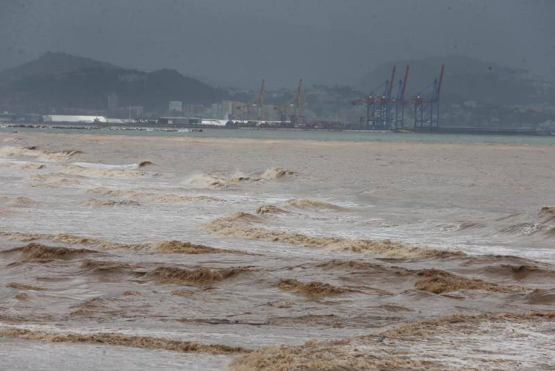 Efectos del temporal en Málaga, este martes.