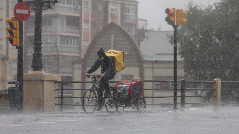 Efectos del temporal en Málaga, este martes.