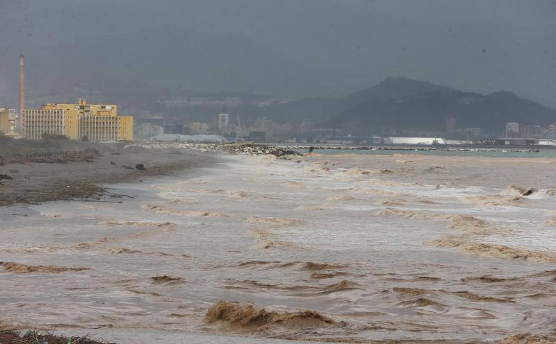 Efectos del temporal en Málaga, este martes.