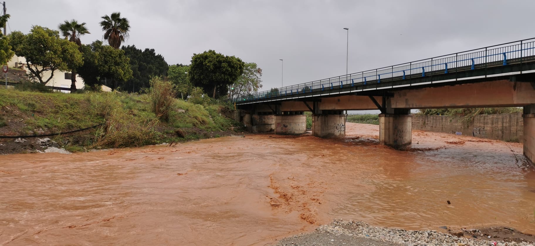 Agua acumulada en Campanillas por las últimas lluvias de este martes.