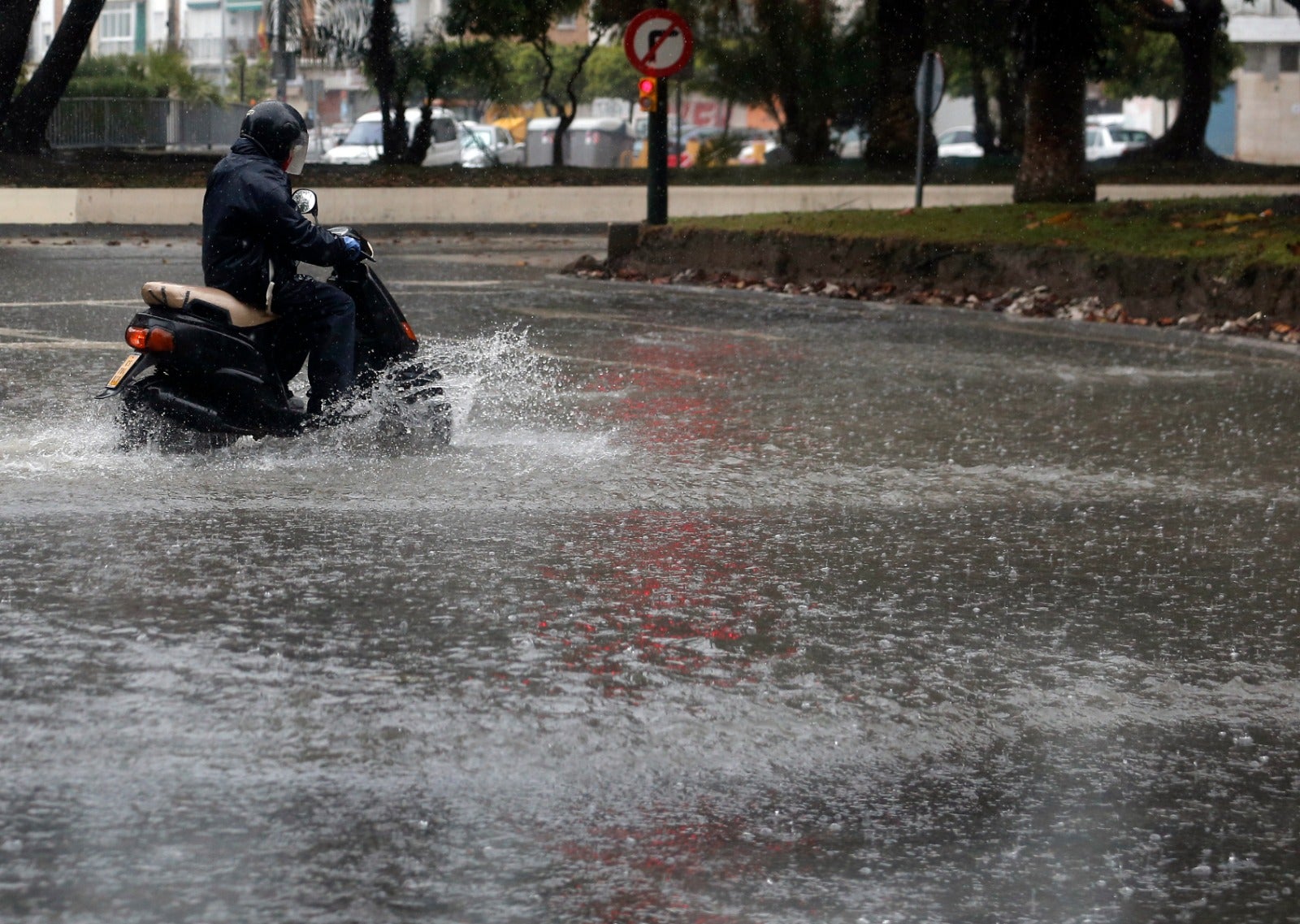 Efectos del temporal en Málaga, este martes.