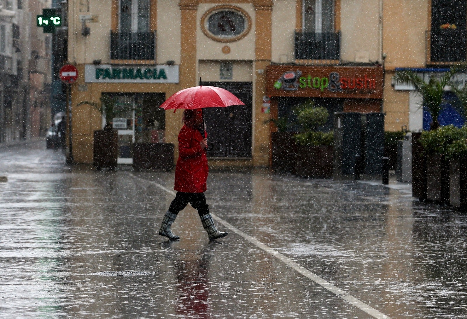 Efectos del temporal en Málaga, este martes.