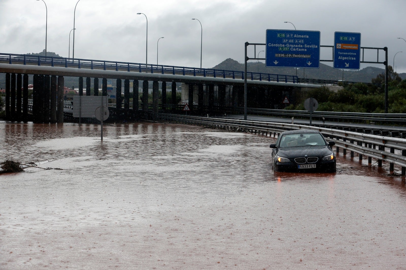 Efectos del temporal en Málaga, este martes.