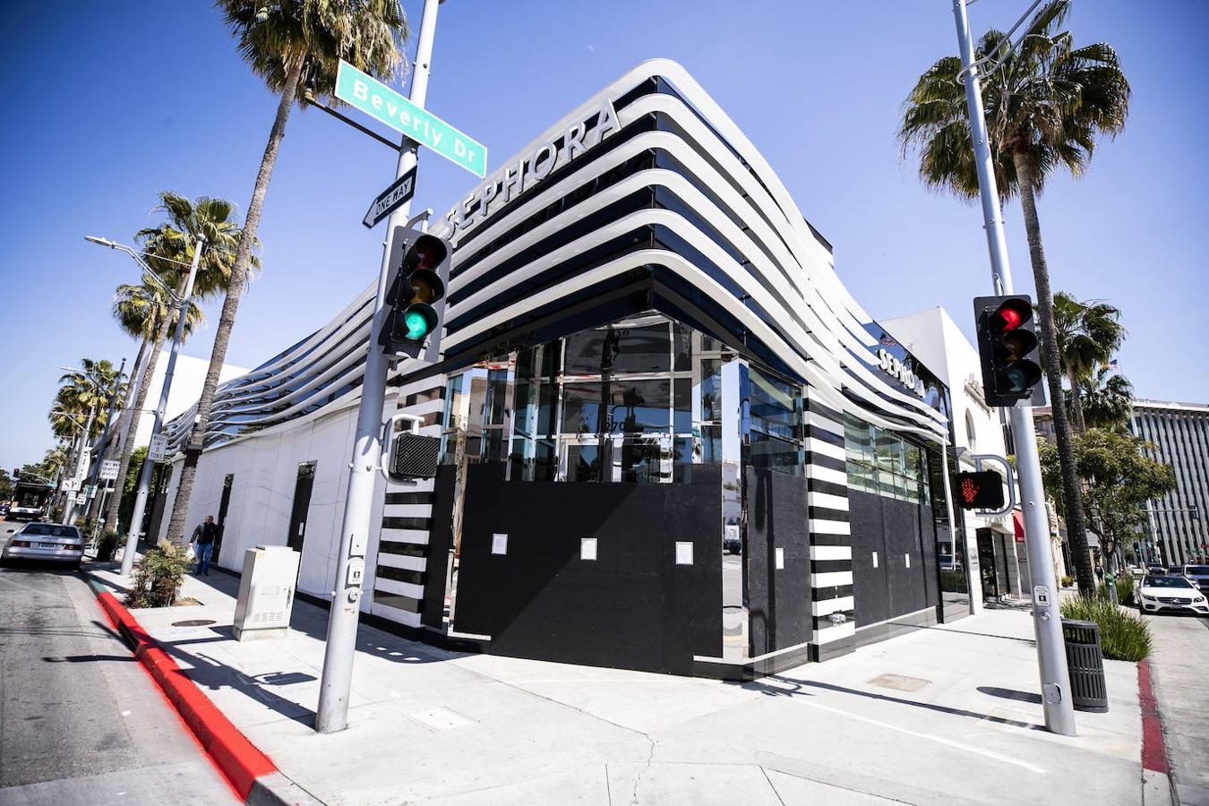 Una tienda cerrada tiene sus ventanas protegidas con paneles de madera, en medio de la pandemia de coronavirus, en Beverly Hills, California