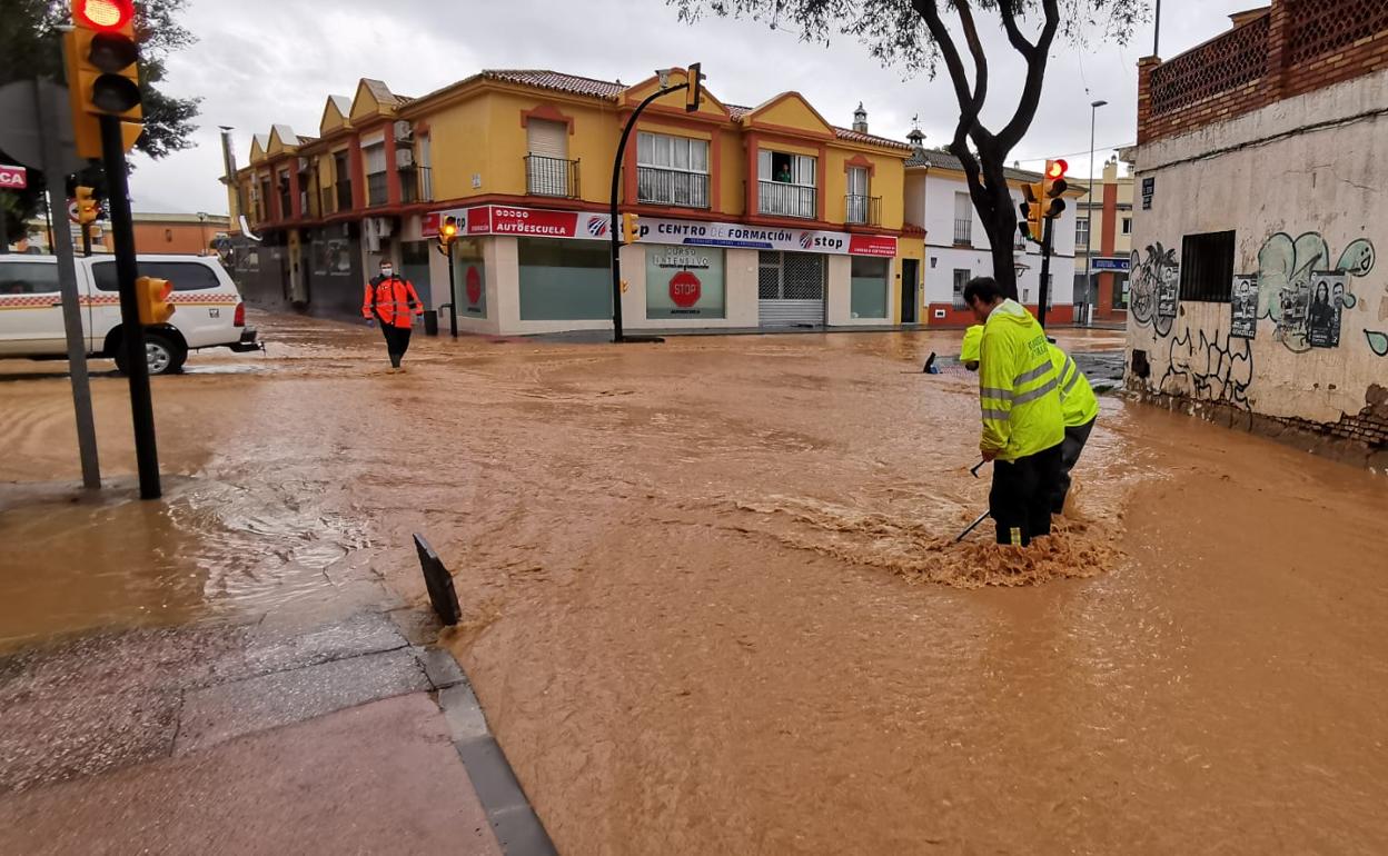 Las fuertes lluvias han vuelto a provocar inundaciones en las calles de Campanillas. 