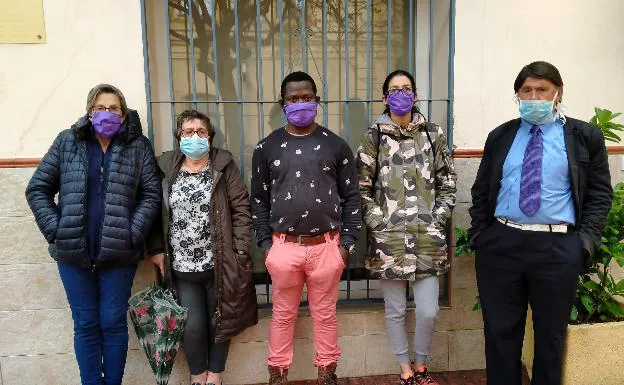 Algunos de los voluntarios, ayer en la puerta de la asociación tras el cierre.