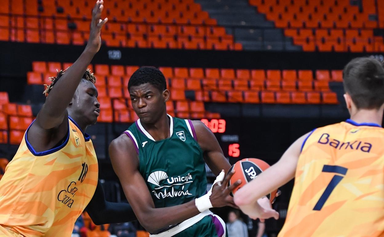 Yannick Nzosa durante la final del torneo de la Euroliga en Navidad frente al Gran Canaria.