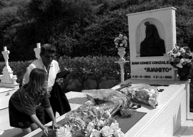 Imagen secundaria 1 - Arriba, Curro Romero le corta la coleta; sobre estas líneas, su sepultura con familiares visitándola, y a la derecha, con muletas y la camiseta del Málaga. 