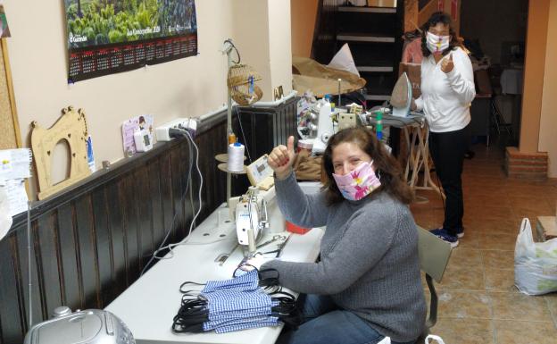 Cualquier tela es buena para hacer una mascarilla, como lo demuestra Carmen Triguero y Dolores López.