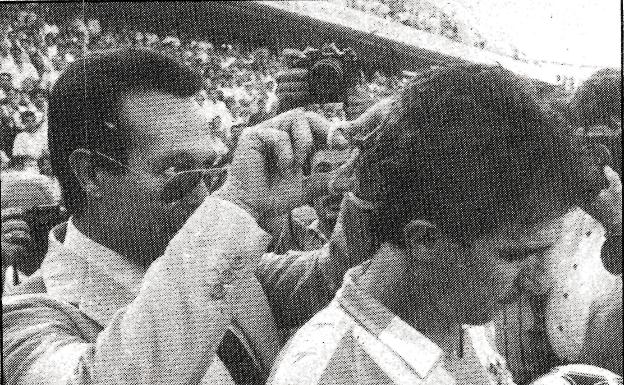 Imagen principal - Arriba, Curro Romero le corta la coleta; sobre estas líneas, su sepultura con familiares visitándola, y a la derecha, con muletas y la camiseta del Málaga. 