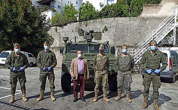 El alcalde de Cómpeta, el socialista José Moyano, con los caballeros legionarios. 