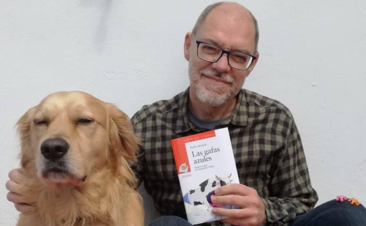 Pablo Aranda, con su inseparable Turrón, al que dedica su nuevo libro infantil, 'Las gafas azules'. 