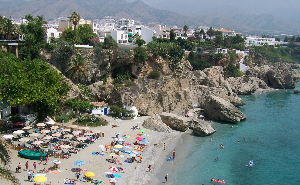 La playa de Calahonda está a los pies del Balcón de Europa. 