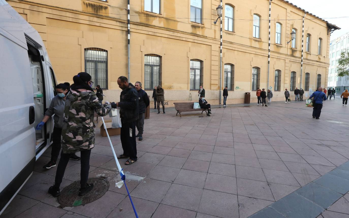 Fotos: Voluntarios de los Ángeles de la Noche siguen repartiendo comida