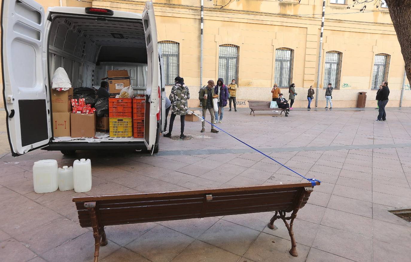 Fotos: Voluntarios de los Ángeles de la Noche siguen repartiendo comida