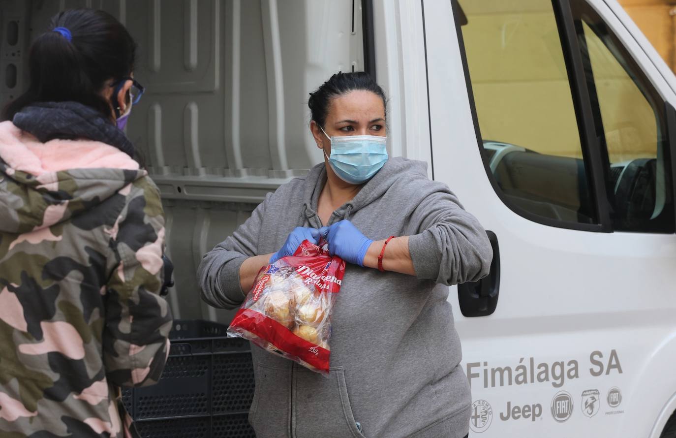 Fotos: Voluntarios de los Ángeles de la Noche siguen repartiendo comida