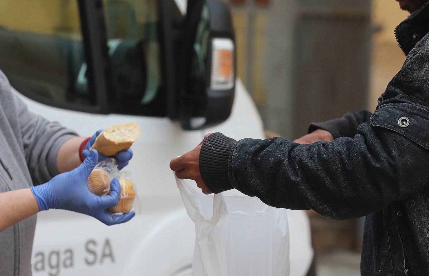 Fotos: Voluntarios de los Ángeles de la Noche siguen repartiendo comida